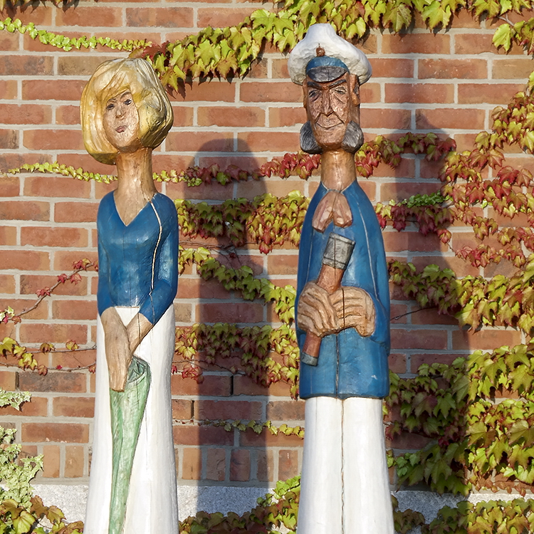 sculptur Mecklenburgische Seenplatte SAM_3610 Kopie.jpg - Aus Holz geschnitzte Figuren am Hafen in der Abendsonne